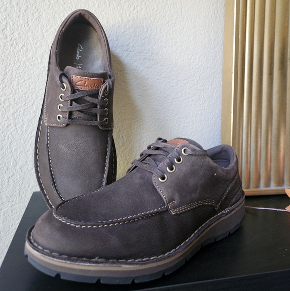 Clarks Traveller's Low 9.5 Dark Brown Nubuck - Picture 1 of 6